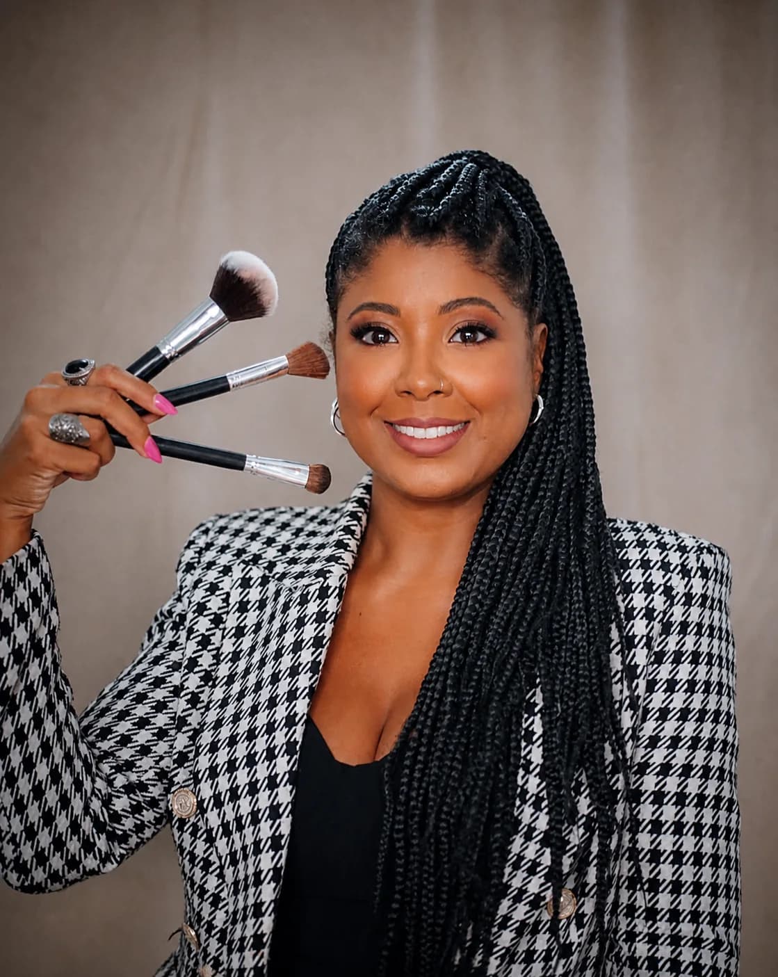Rafaela Cruz segurando um pincel de maquiagem