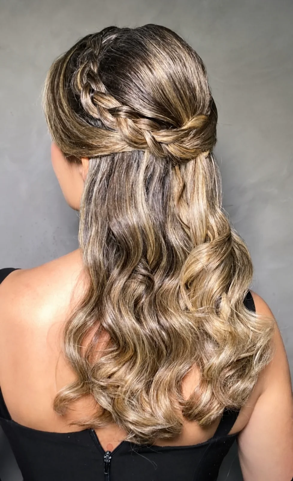 Penteado semipreso com ondas em cabelo loiro