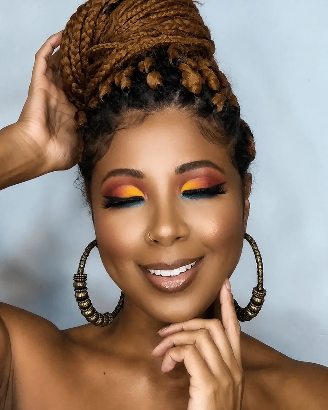 Maquiagem colorida em pele negra com os olhos fechados