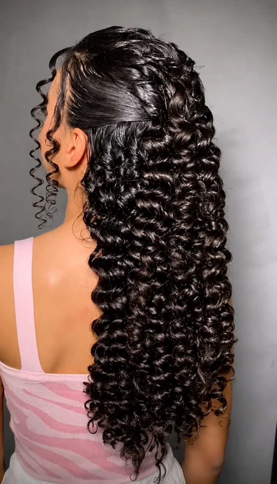 Penteado com tranças e cachos longos