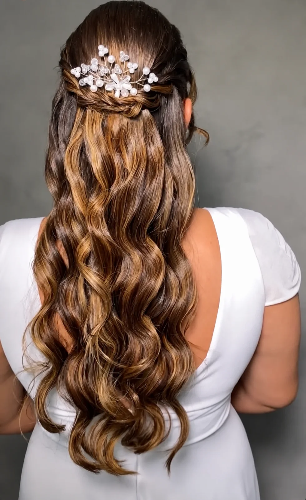 Penteado semipreso com acessório