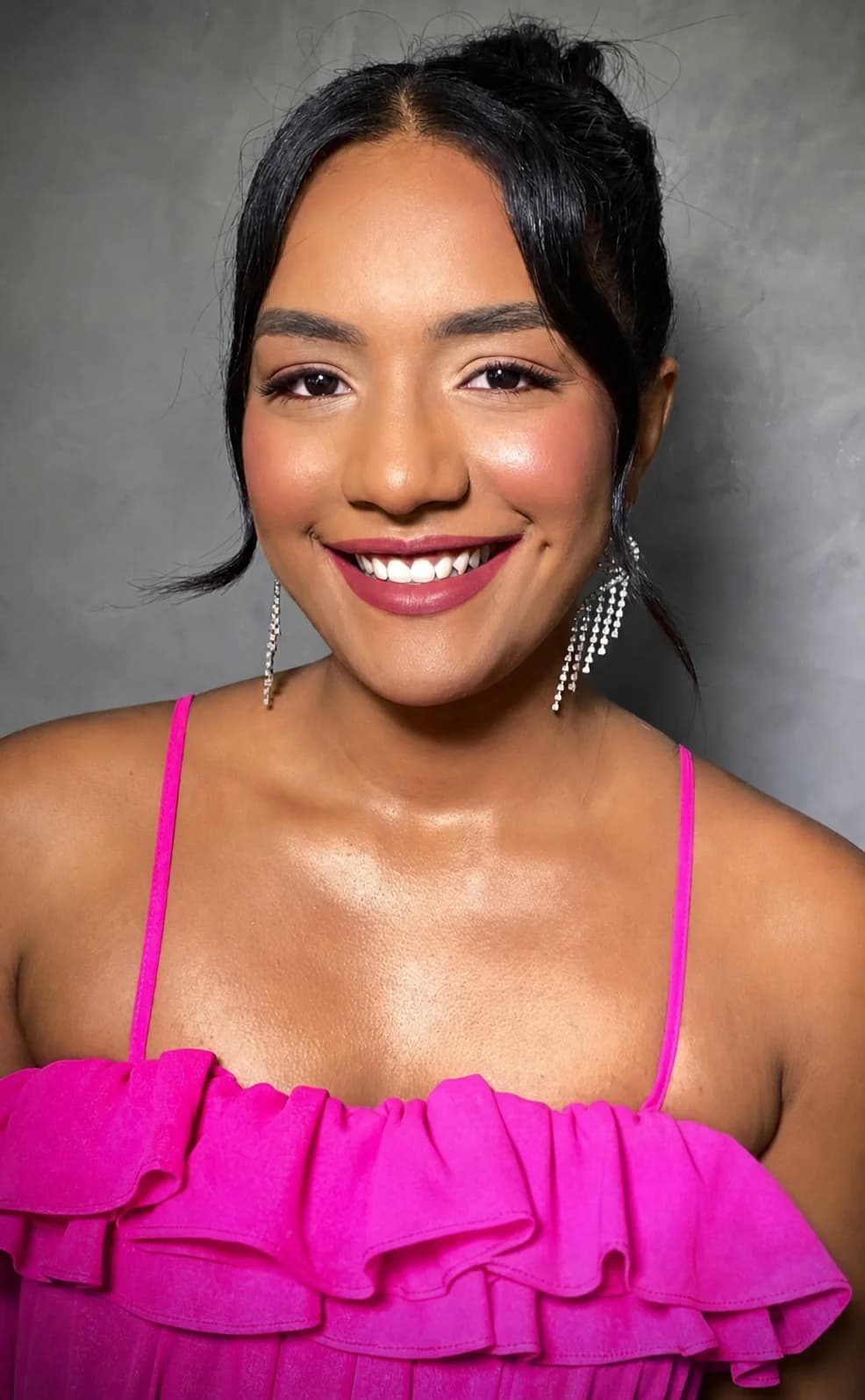 Cliente sorrindo após produção de beleza